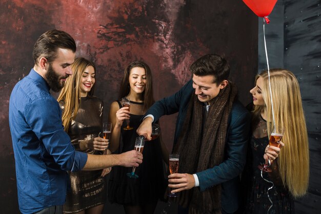 Amigos celebrando 2018 con champán