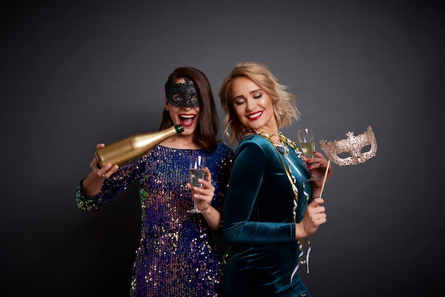 Amigos celebrando el año nuevo con champagne