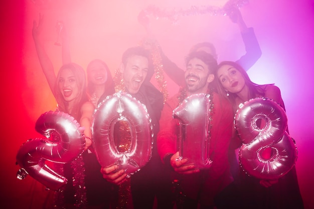 Amigos celebrando año nuevo en discoteca