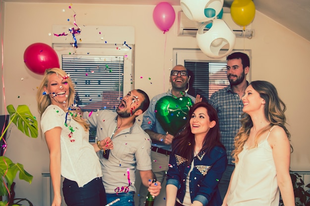 Foto gratuita amigos celebrando y bailando con globos