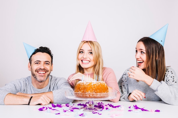 Amigos celebrando cumpleaños