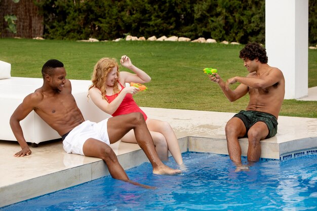 Amigos celebrando una fiesta en la piscina.