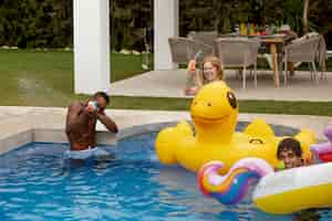 Foto gratuita amigos celebrando una fiesta en la piscina.