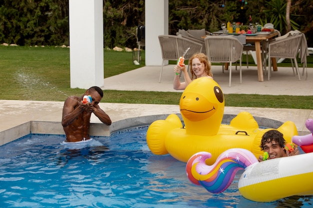 Amigos celebrando una fiesta en la piscina.