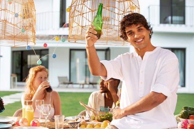 Amigos celebrando una fiesta en la piscina.