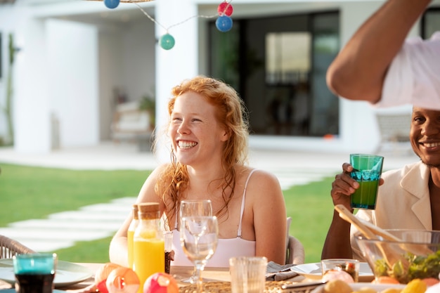 Amigos celebrando una fiesta en la piscina.