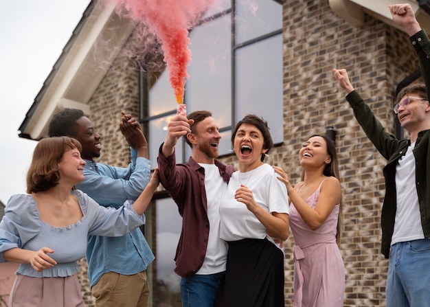 Amigos celebrando género revelan ángulo bajo