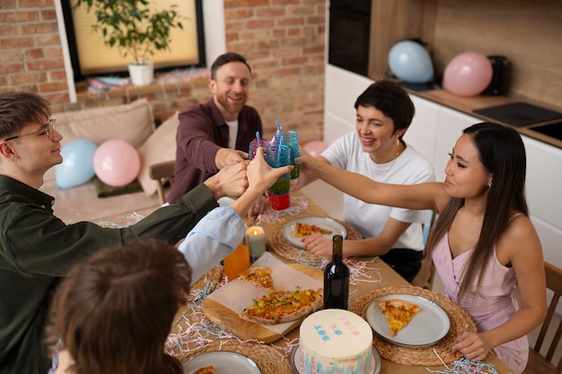 Amigos celebrando juntos alto ángulo