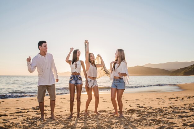 Amigos celebrando en la playa