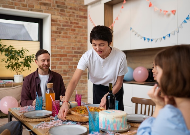 Amigos celebrando revelación de género plano medio