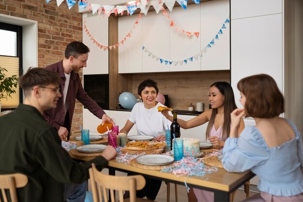 Amigos celebrando revelación de género plano medio