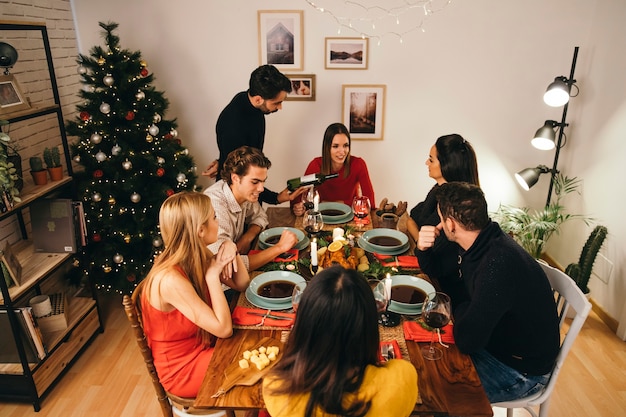 Amigos en cena de navidad