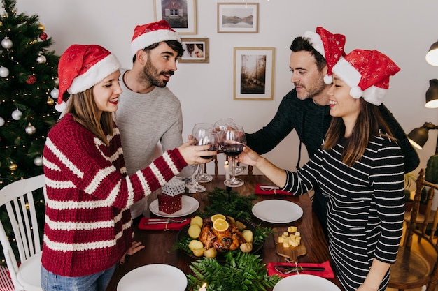 Amigos en cena de navidad