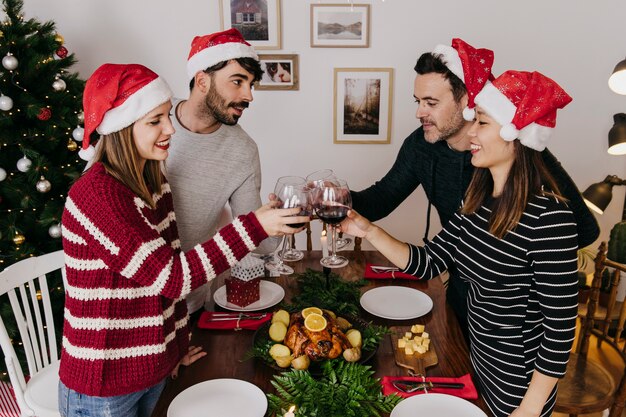 Amigos en cena de navidad