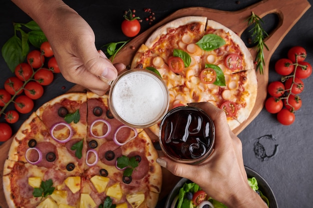 Amigos cenando pizza