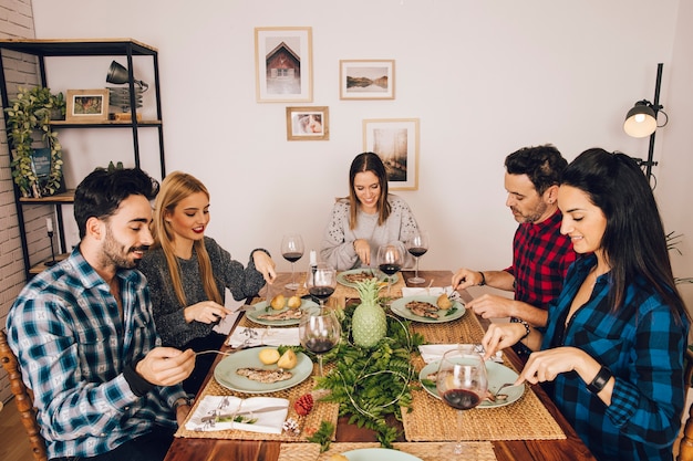 Foto gratuita amigos cenando