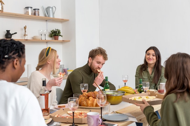 Foto gratuita amigos cercanos almorzando