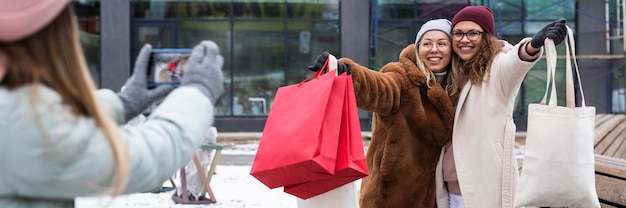 Foto gratuita amigos cercanos con bolsas de la compra.