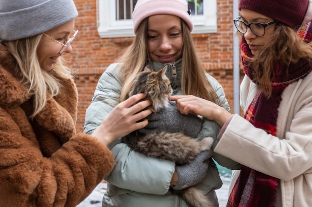 Amigos cercanos con lindo gato