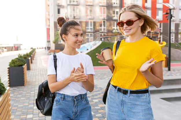 Amigos en la ciudad usando lenguaje de señas.