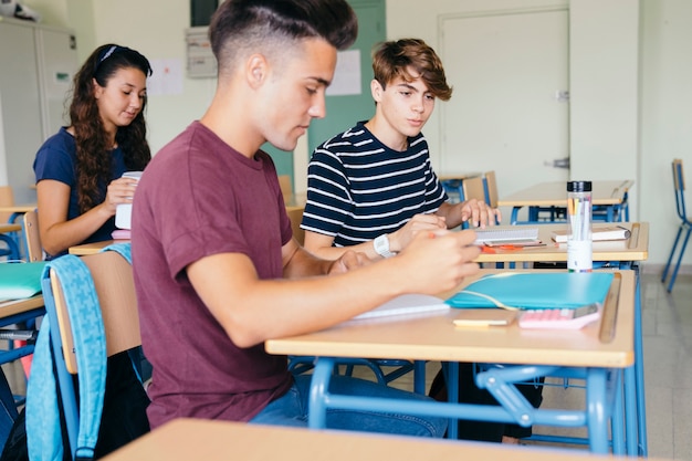 Foto gratuita amigos durante la clase