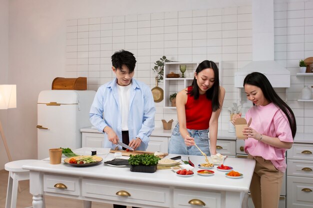 Amigos cocinando comida japonesa juntos