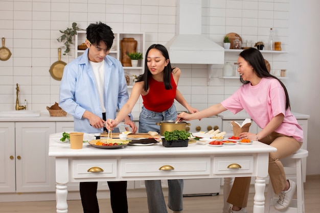 Amigos cocinando comida japonesa juntos