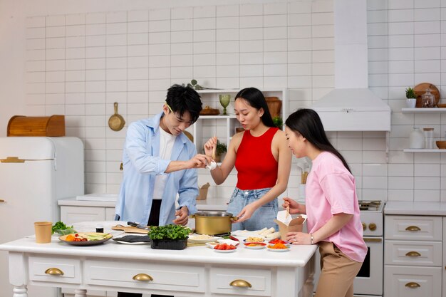 Amigos cocinando comida japonesa juntos