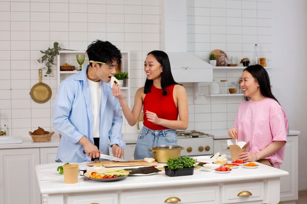 Amigos cocinando comida japonesa juntos