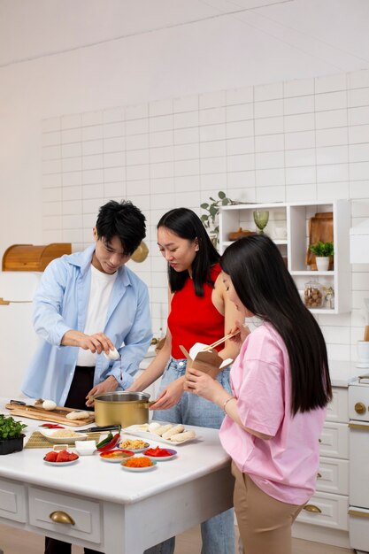 Amigos cocinando comida japonesa juntos