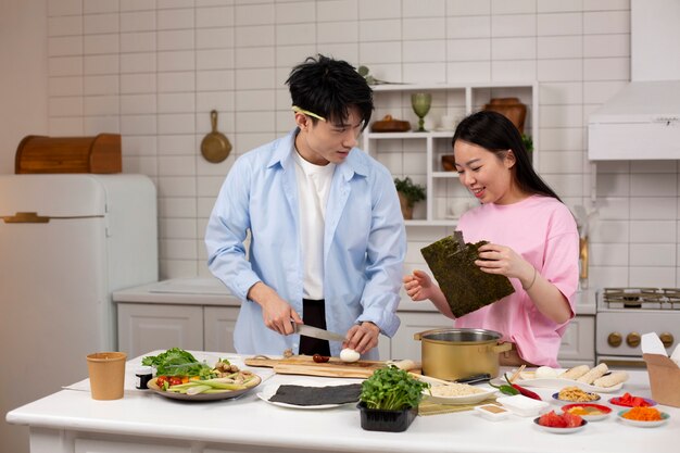 Amigos cocinando comida japonesa juntos