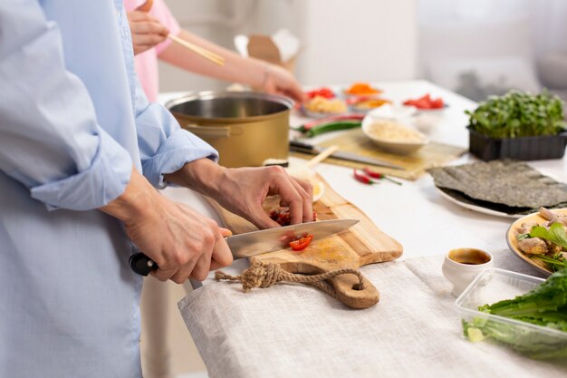 Amigos cocinando comida japonesa juntos