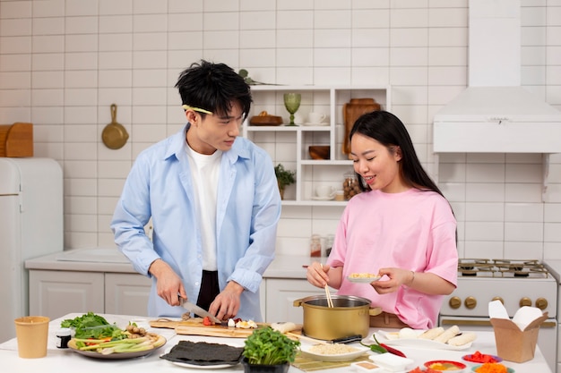 Amigos cocinando comida japonesa juntos