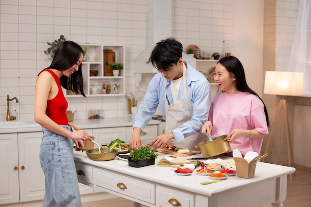 Amigos cocinando comida japonesa juntos