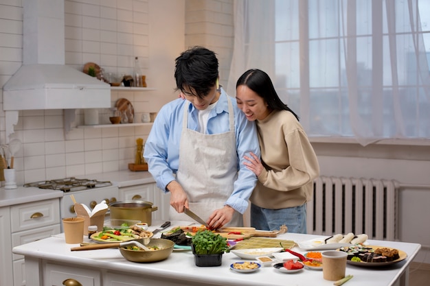 Amigos cocinando comida japonesa juntos