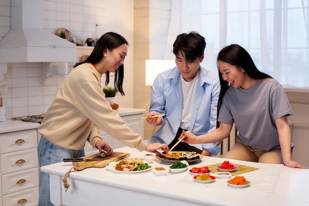 Amigos cocinando comida japonesa juntos