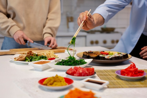 Amigos cocinando comida japonesa juntos