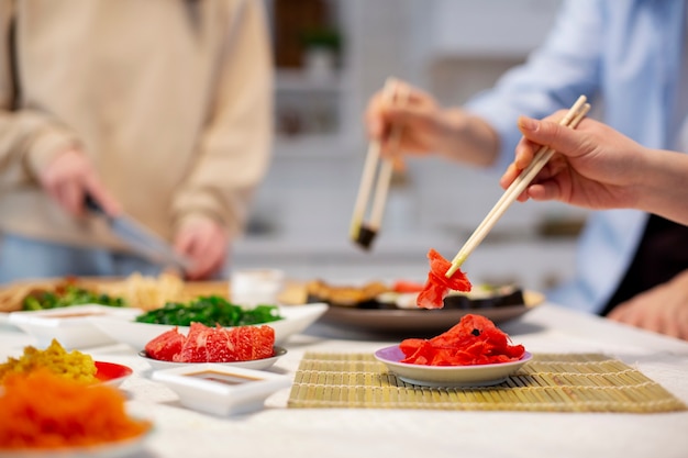 Amigos cocinando comida japonesa juntos