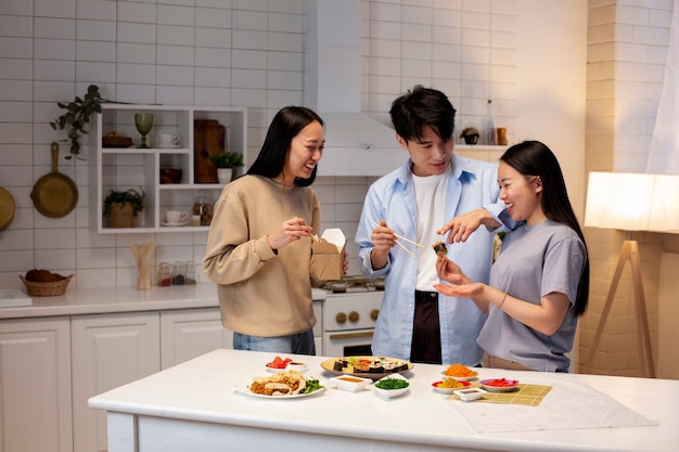 Amigos cocinando comida japonesa juntos