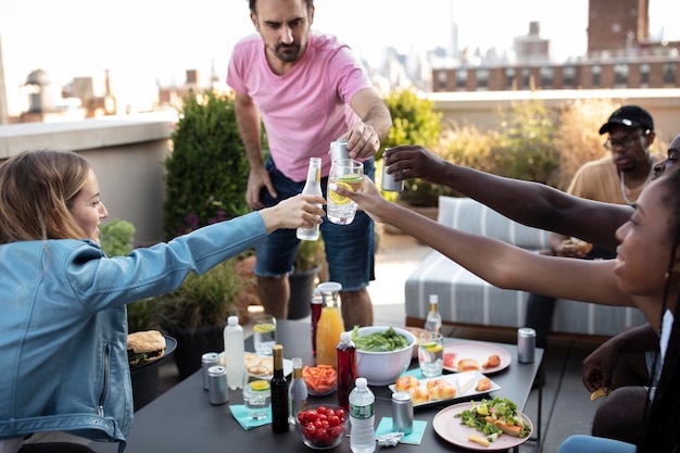 Amigos cocinando juntos en una barbacoa