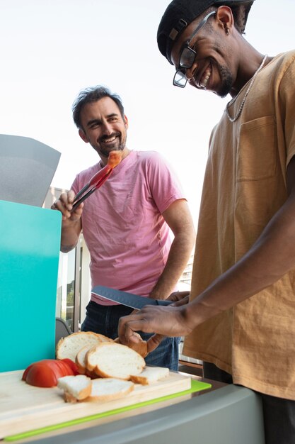 Amigos cocinando juntos en una barbacoa