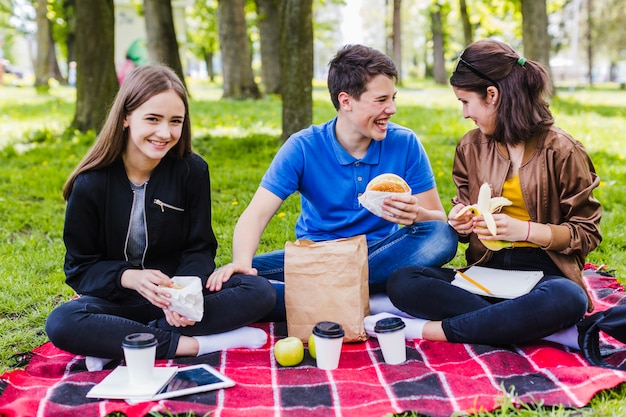 Foto gratuita amigos del colegio en la hora del almuerzo