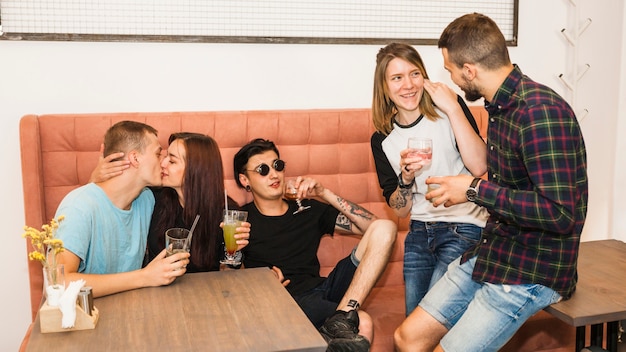 Foto gratuita amigos colgando juntos en el restaurante