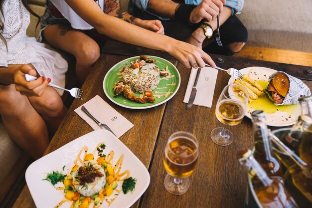 Amigos con comida y bebida