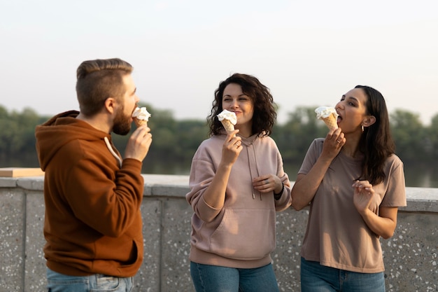 Foto gratuita amigos comiendo en la calle al aire libre