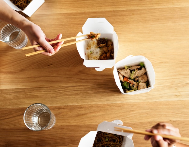 Amigos comiendo Chow mein juntos