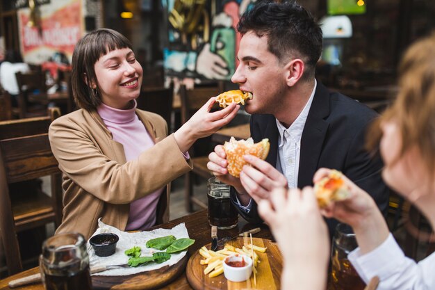 Amigos comiendo y conversando en restaurante