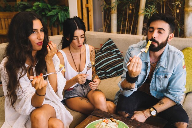 Amigos comiendo juntos