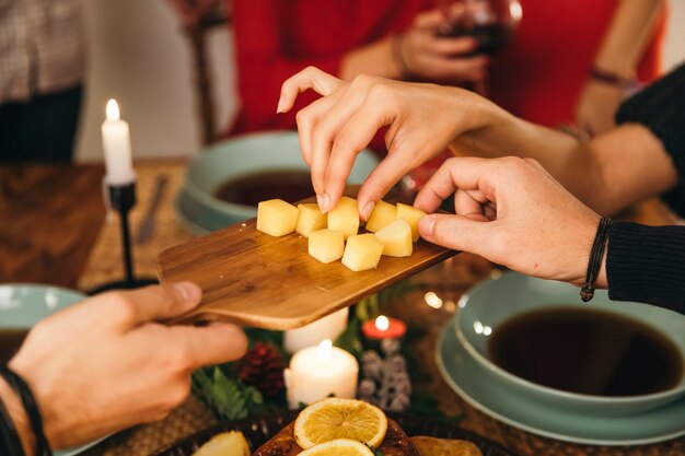 Amigos comiendo queso en navidad