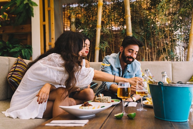 Amigos comiendo en restaurante